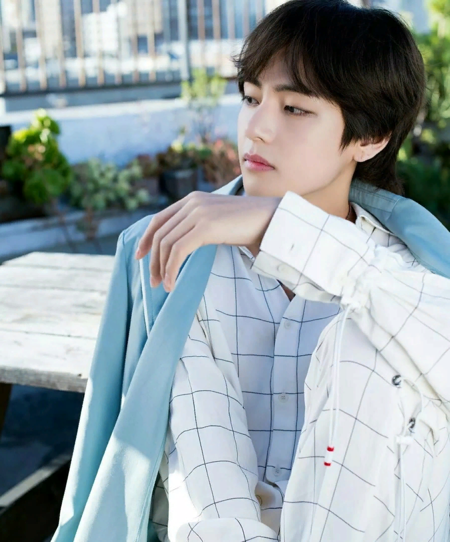 Ким Тэхён      https://vk.com/video-29257507_456246496    - ссылка на транс Тэхёна