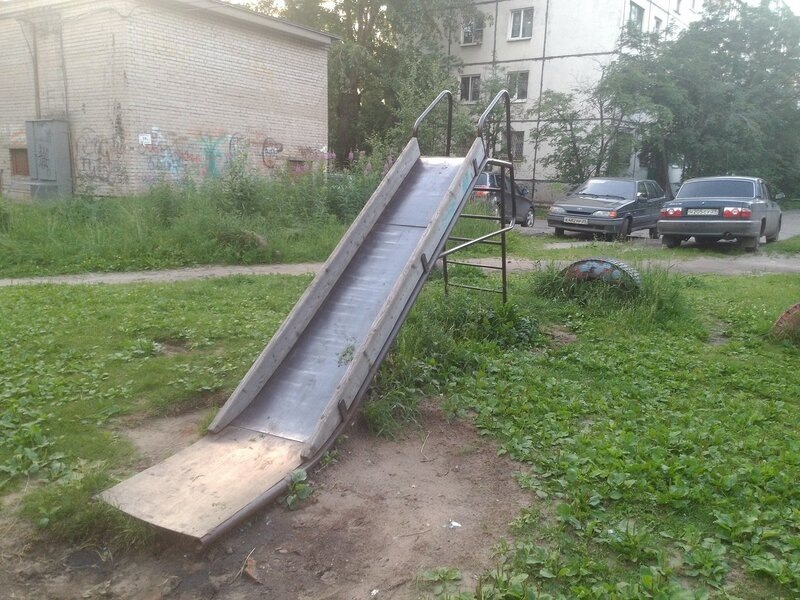                             Плюс ещё пара турников в два раза выше шестилетнего меня