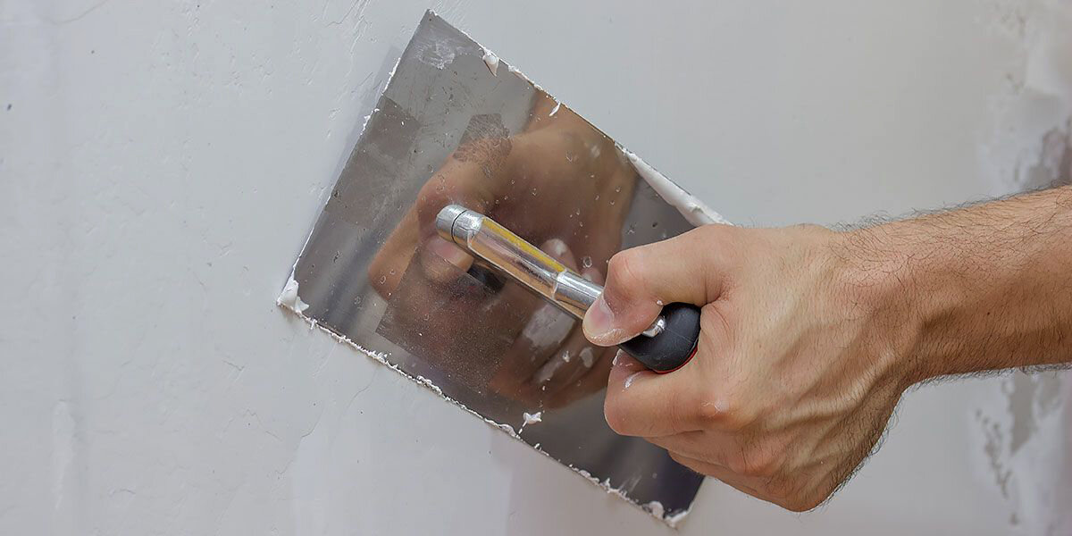 Через сколько можно наносить шпаклевку. Через сколько можно наносить шпаклевку. Подготовка поверхности для штукатурки. Затирка шпаклевки. Через сколько можно наносить шпаклевку.