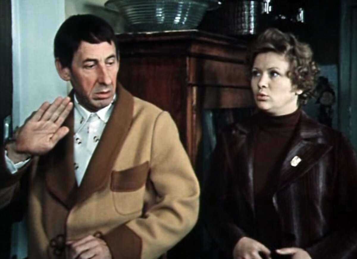 Образ маклера в советском кино. Кадр из фильма «По семейным обстоятельствам»