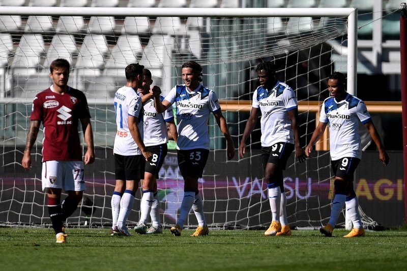 Игроки Аталанты поздравляют Хатебура с взятием ворот Торино