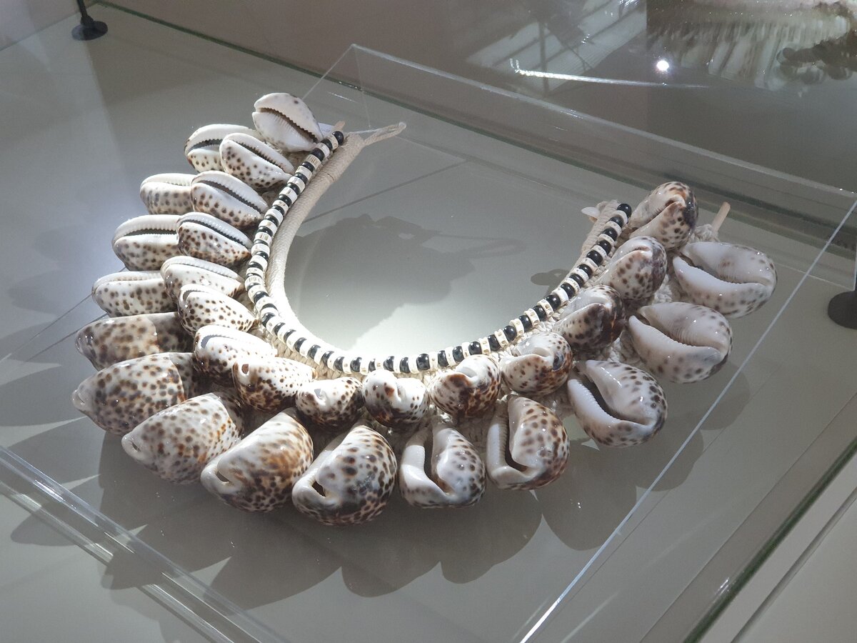 Бусы. В здании театра эстрады "Янтарь-холл"