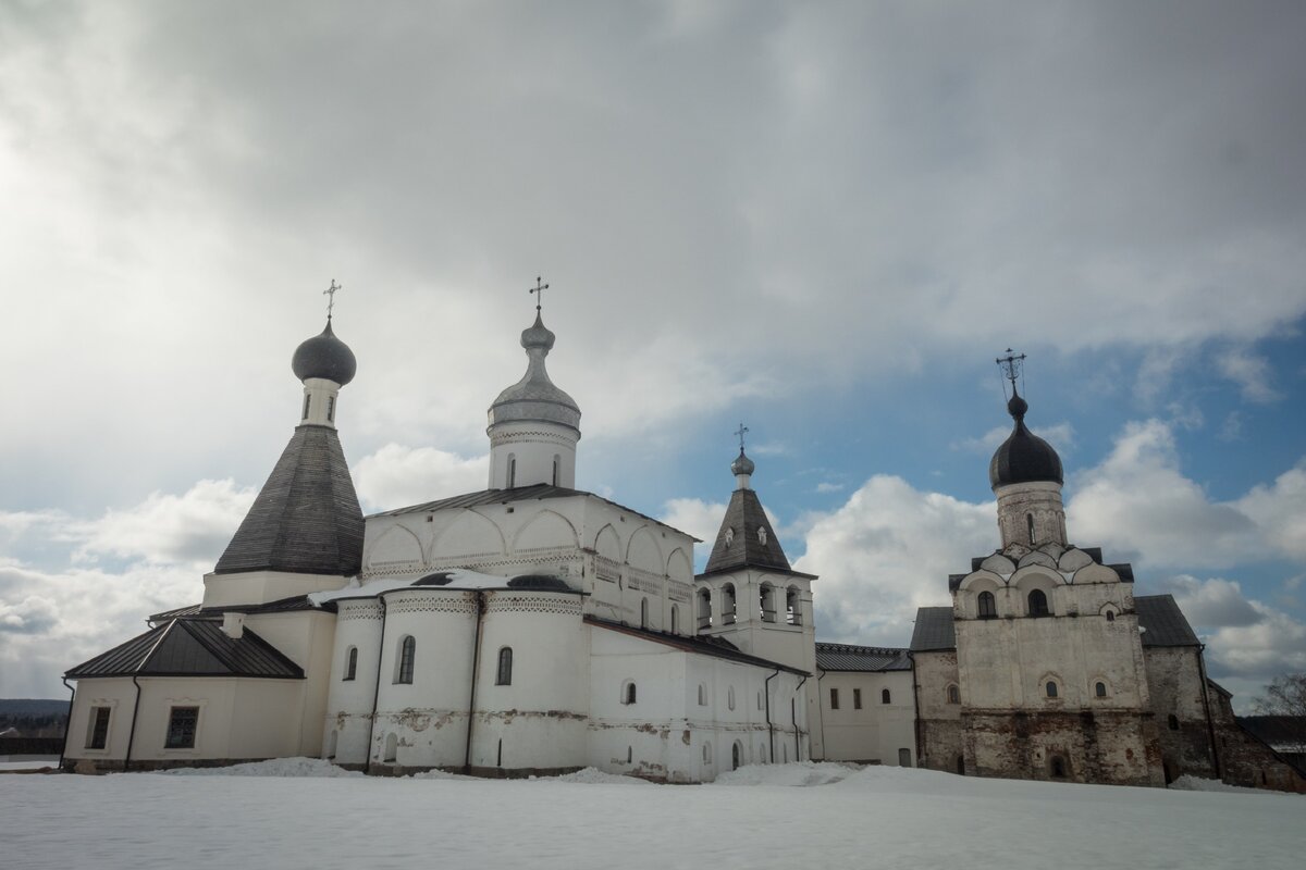 Лужецкий монастырь в Можайске. Купала Лужецкого монастыря в Можайске.