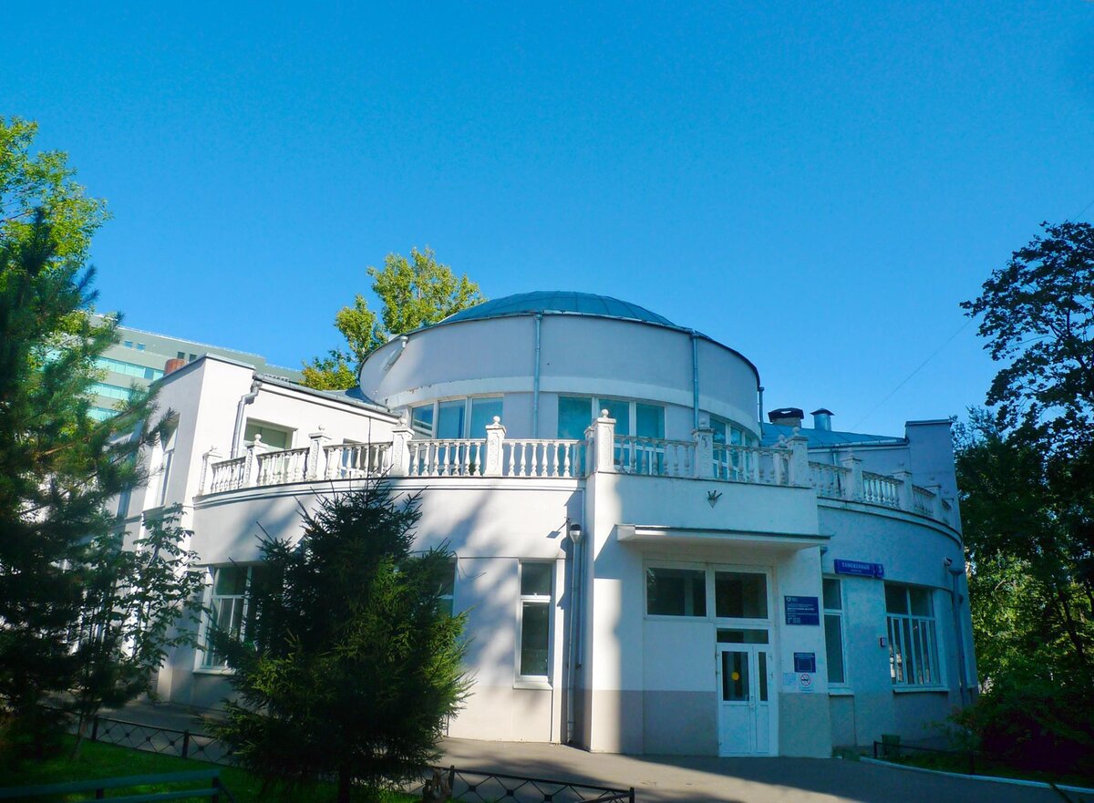 Медицинский центр, который когда-то очень давно был клиникой при заводе «Серп и молот».   Постройка 1924 года. Таможенный проезд, дом 3. Источник изображения: «Москва. Детали». 
