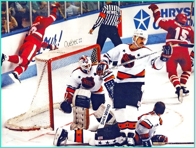 Изображение с Яндекс.Картинки (шайба в воротах команды НХЛ).