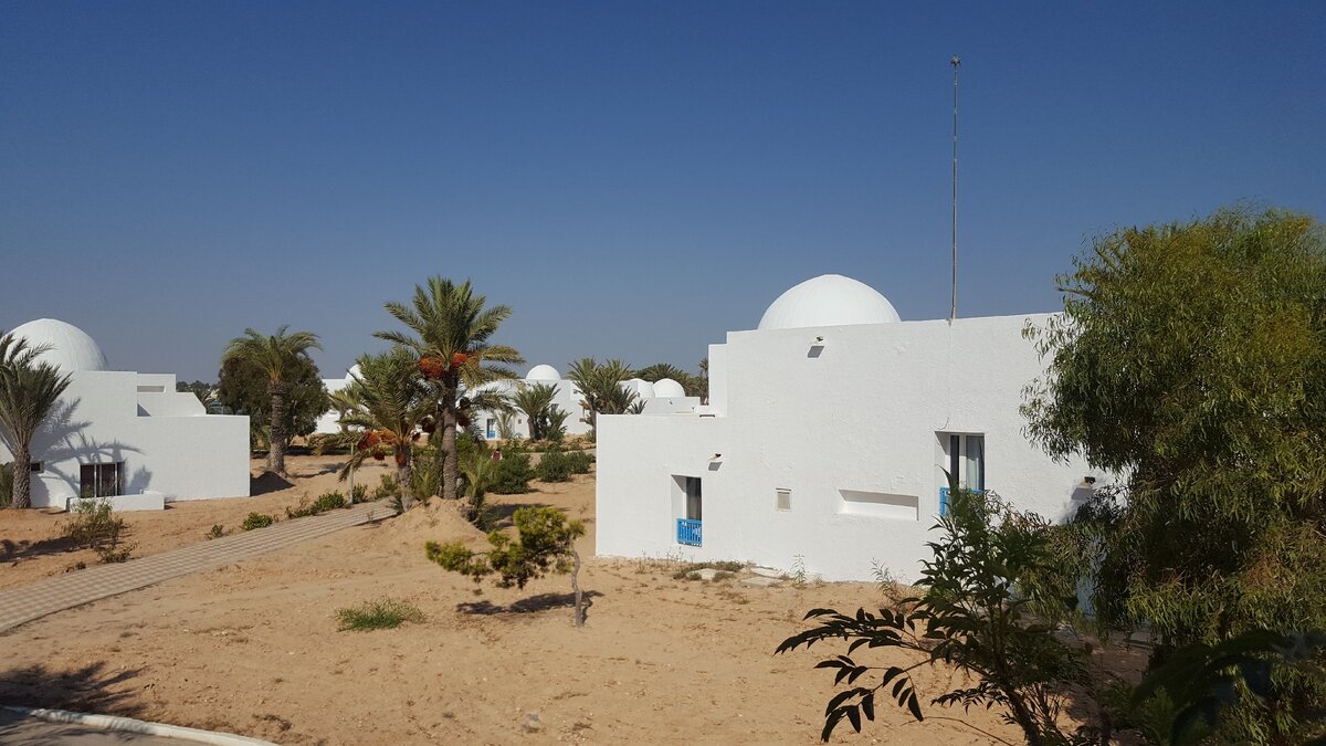 Вид отеля. Бунгало.