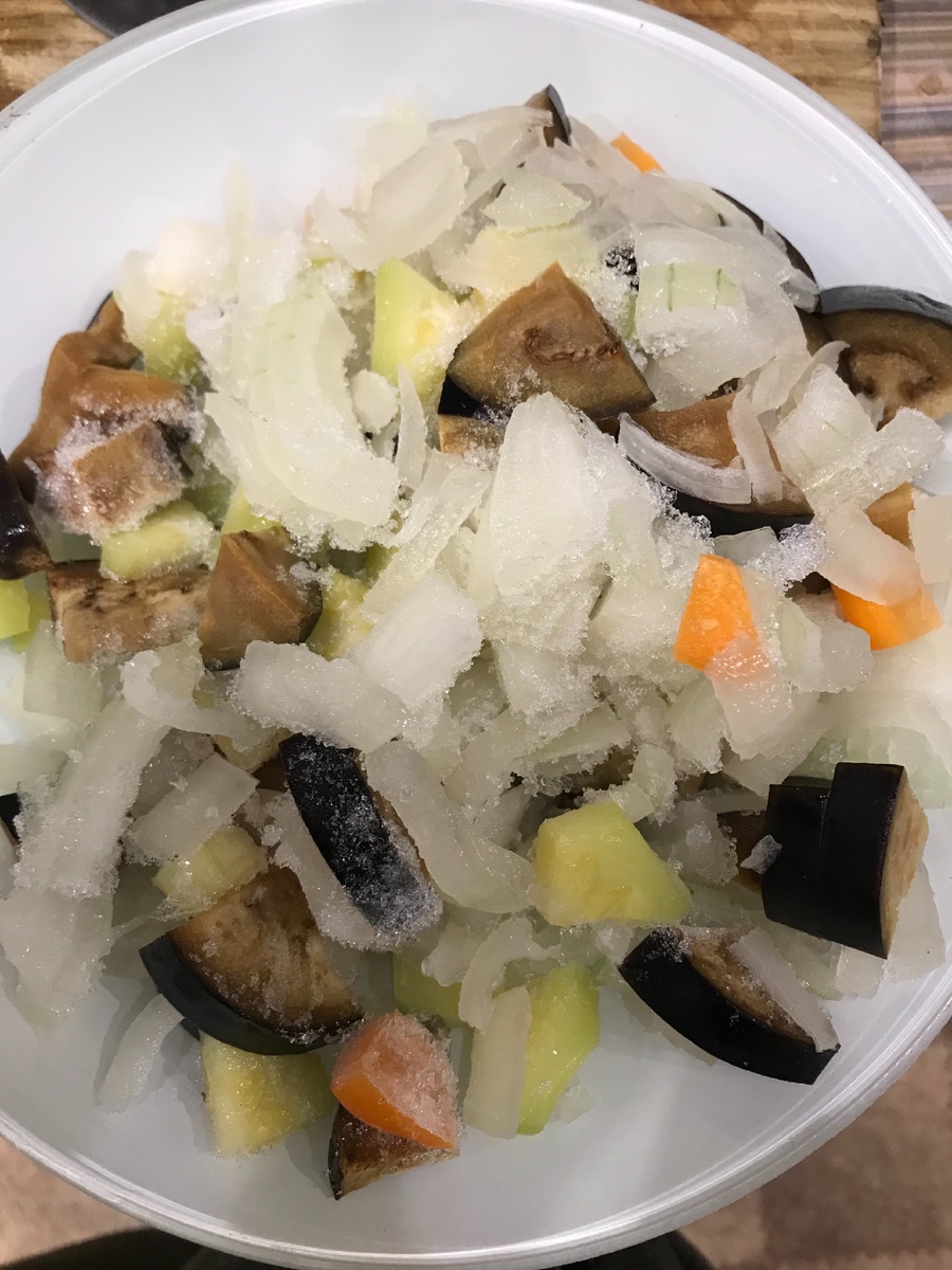 Тут у меня баклажаны, лук, кабачок и морковь 