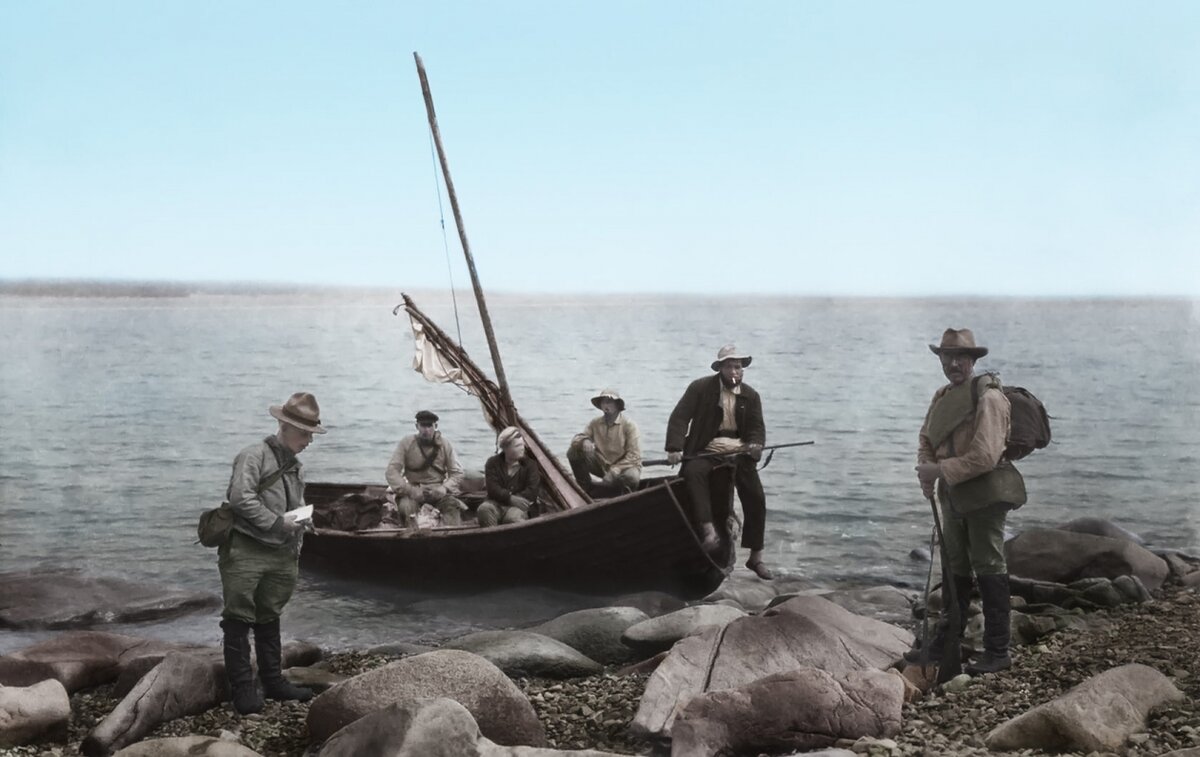 Высадка экспедиции Билибина на берегу Охотского моря в устье Олы. Историческое фото (восстановленное) 1928 года. С этого момента началась колымская эпопея. Экспедиция занял полтора года, затем Билибин отправился в Ленинград.
