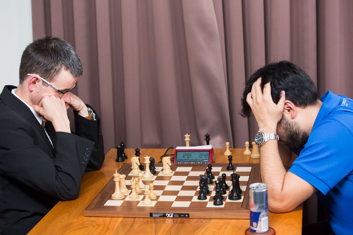 Мужчины играют в шахматы. Шахматы Непомнящий Каспаров. Шахматы "игрок".