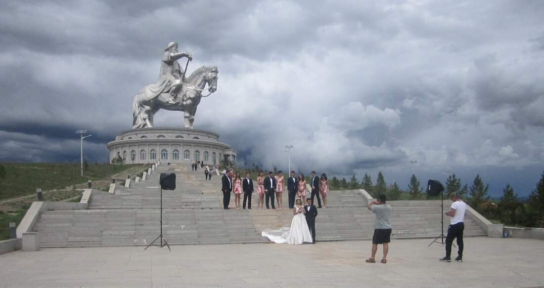 К Чингисхану приезжают все, в том числе и молодожёны