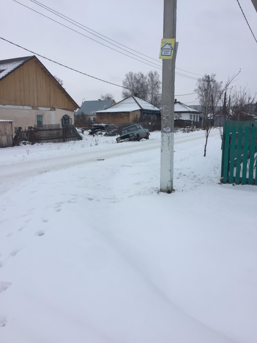 Вот в таком положении она простояла на протяжении недели , почти что напротив моего дома.