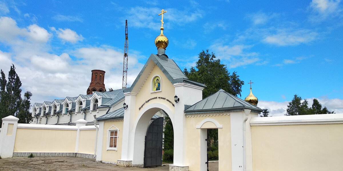 Вход в монастырь. Новосибирская область.