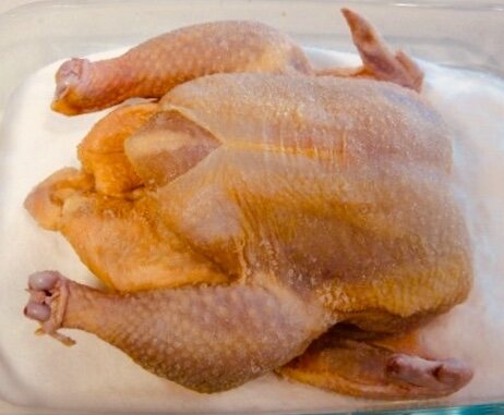 Курицу укладываем на подушку из соли и специй