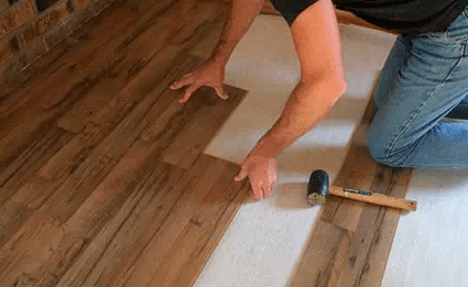 Как то раз помогал класть ламинат. Не очень веселое занятие, но проще паркета.