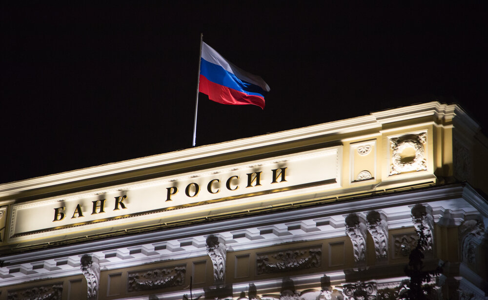 Банк России, в отличие от ФРС, ЕЦБ, Банка Англии, Банка Канады и прочих регуляторов развитых стран действительно не включил печатный станок и не начал НАПРЯМУЮ выкупать государственные облигации