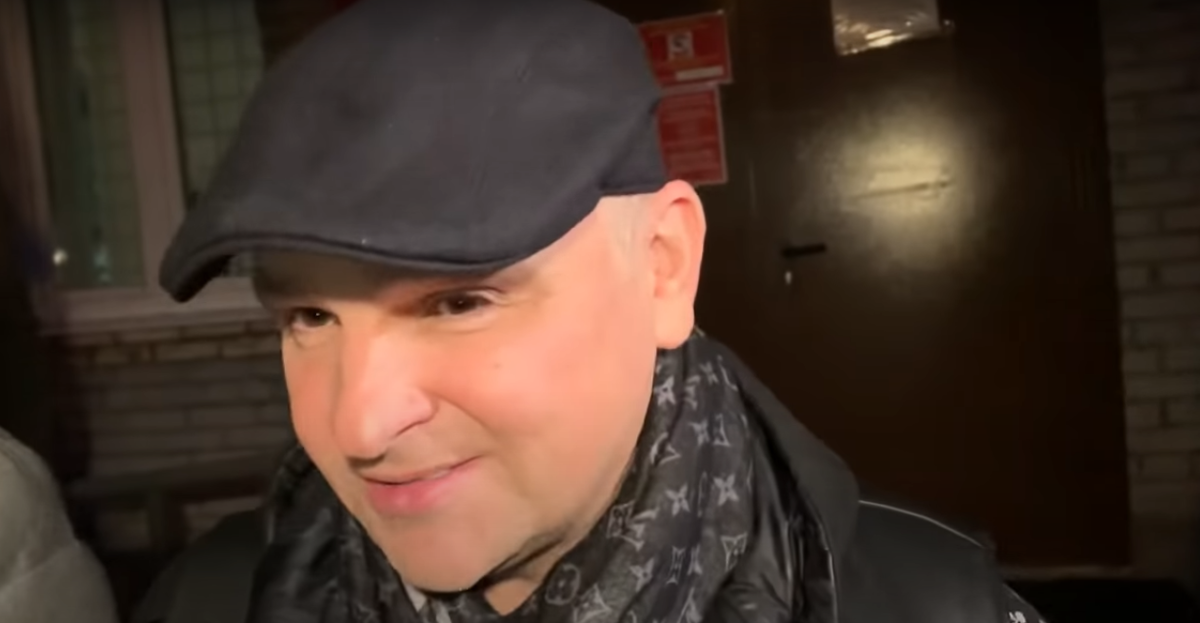 Вадим Лялин назвал адвокатов защиты пенсионерами. А сколько лет вы дали бы ему самому? Кадр с ютуб-канала Футбольные Биги.