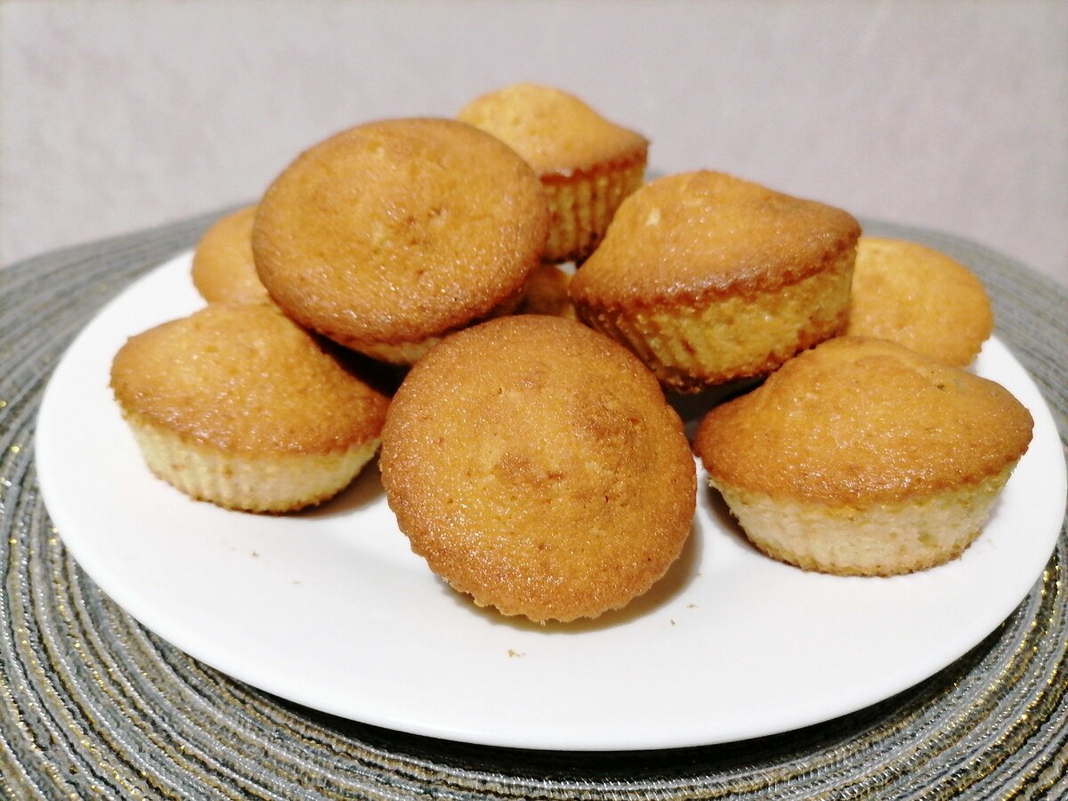 Получились вот такие очень вкусные кексы с изюмом к чаю.