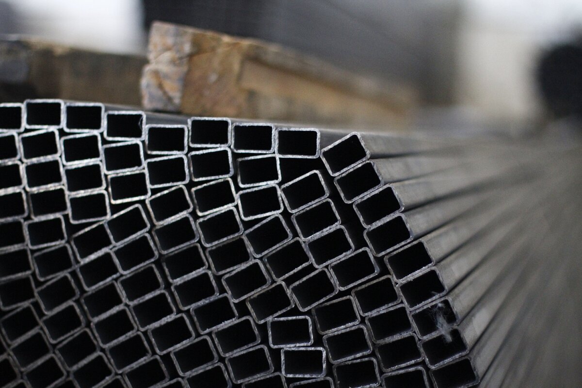 Прямоугольный вид профильных труб, фото взято с сайта Metall-msk41.ru