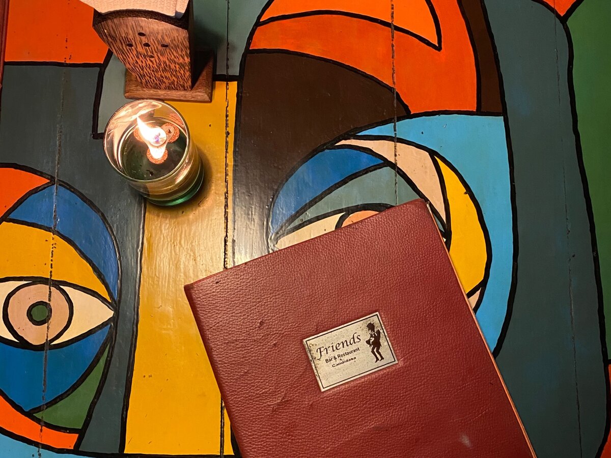 Однажды на Бали мы зашли в случайный ресторан с названием Friends. Только потому что много раз были в баре Friends в Новосибирске. Имя — единственное, что их связывало, но этого хватило для выбора