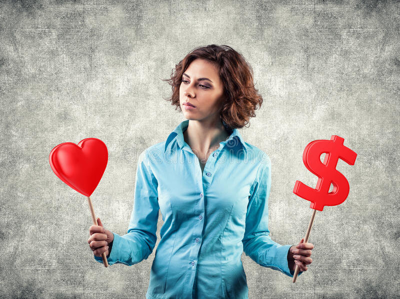 Психологи из Восточного Коннектикута решили выяснить, как соотносятся между собой требования, предъявляемые девушками к внешности и личным качествам мужчины.

Поучаствовать в эксперименте пригласили 80 девушек в возрасте от 15 до 29 лет и 61 женщину в возрасте от 37 до 61 года. Задача у обеих групп была одинаковая: выбрать из предложенных вариантов наиболее подходящего кандидата для свидания. Девушки выбирали мужчину для себя, женщины — для своих дочерей.

Перед началом эксперимента исследователи выяснили, что для участниц более важно: внешняя привлекательность или личные качества мужчины. На словах гораздо важнее внешности оказались надёжность и открытость к общению.