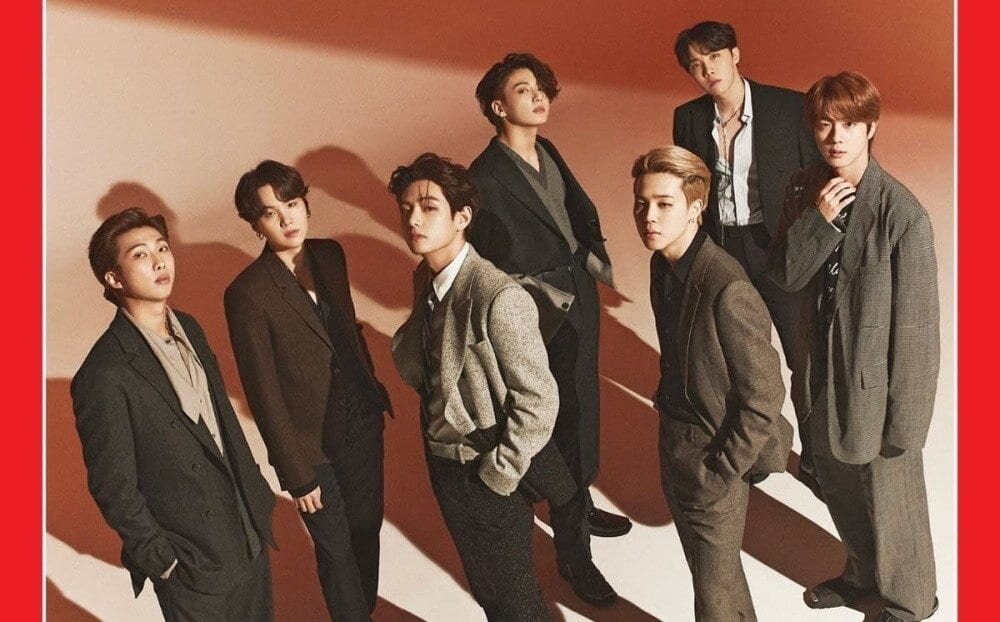 не было рядом любящей женщины -например-мамы,просунула бы в шлевки какой-нибудь платочек, подтянула малышу штанишки)))