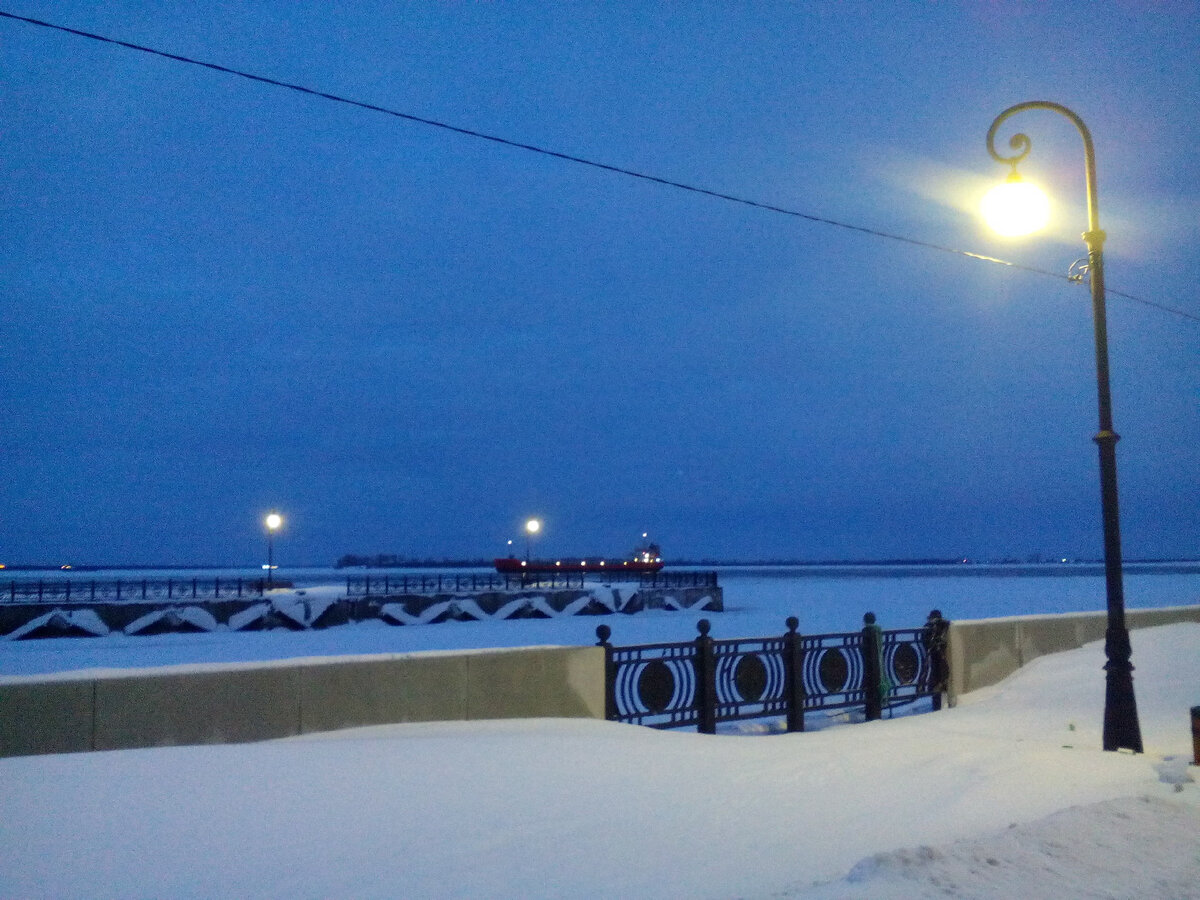 У Медведева фото другое. Но у меня тоже есть фото с фонарями...