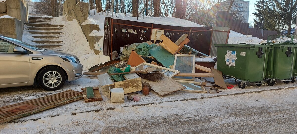 Эстетичный вид на горы мусора. Детская площадка справа рядом. Фото автора, которому мешает этот бардак