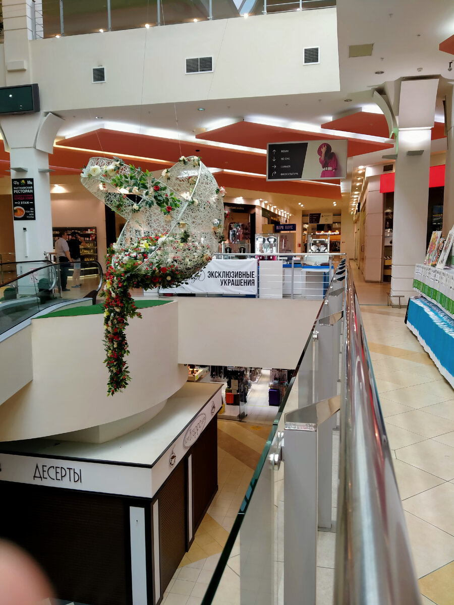 Забавное оформление меж-этажного пространства: высыпаются цветы