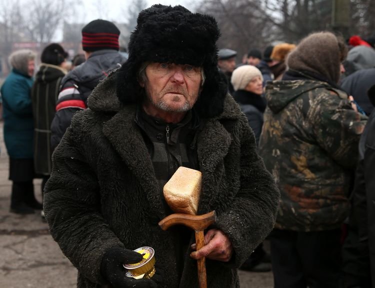 Фото сделано на Донбассе в 2014 году. Начало войны, люди голодают, с продуктами плохо
