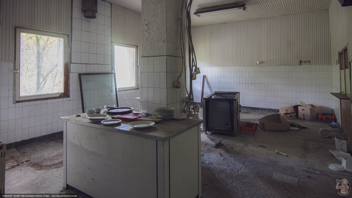 „Așezați-vă și trăiți” Am găsit un hotel abandonat: paturile, mobilierul și ustensilele au rămas pe loc!