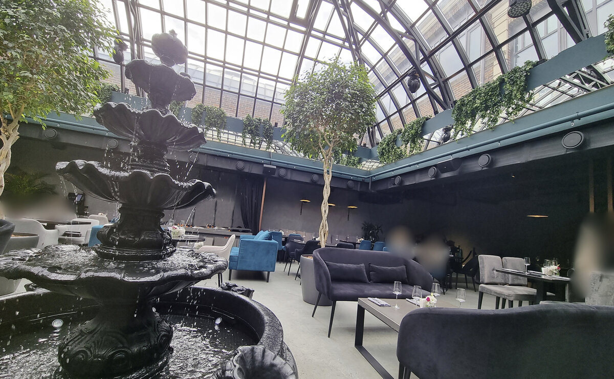 "Kaif Provenance": интерьер. Крыша, зелень и фонтан