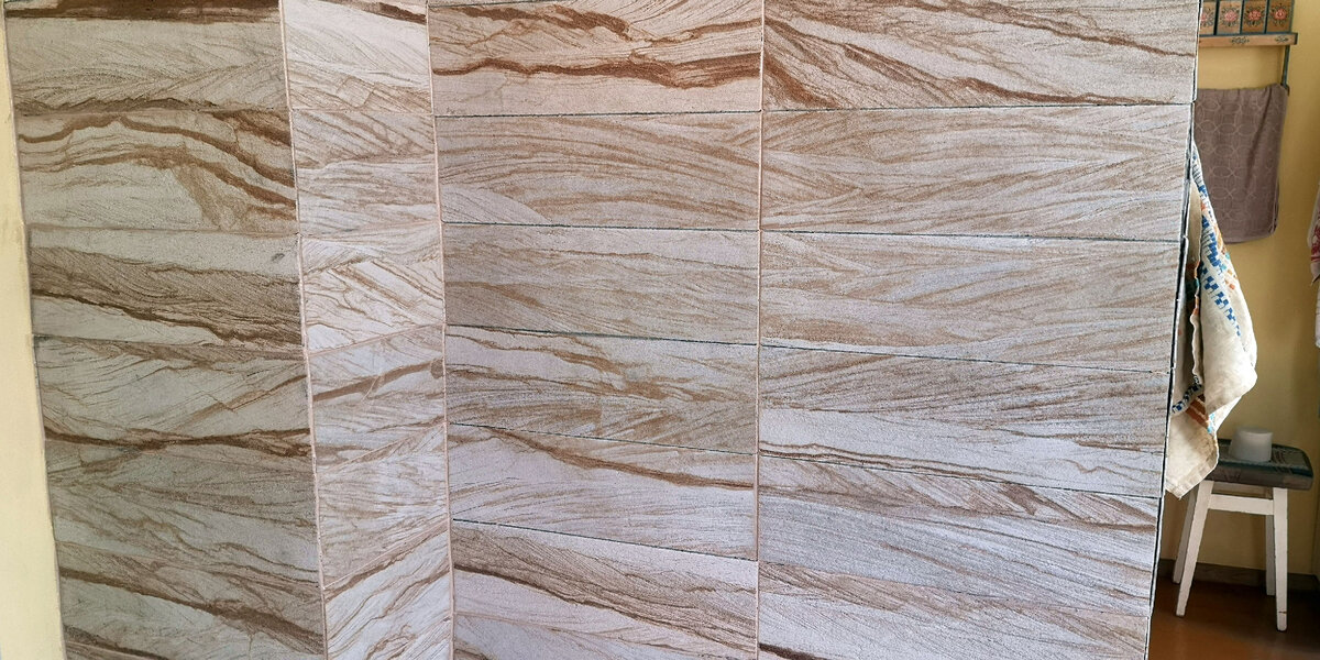 Вот такая природная красота сейчас на печке. Рисунок на каждой плитке уникальный, мне очень нравится. Цветопередача не совсем точная, но близкая к реальной