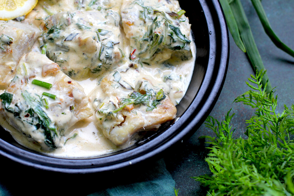 Минтай в сливочно-сырном соусе со шпинатом от Елены @urbanistka_vl. На мой рецепт, кстати, блюдо очень похоже.