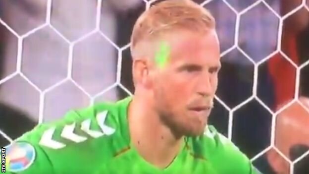 Голкипер Дании готовился к броску Гарри Кейна, когда ему в лицо был направлен луч лазерной указки