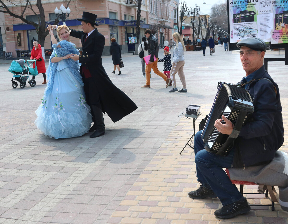 Работающих по соседству в Русском театре актёров музыка Сервера позвала на улицу