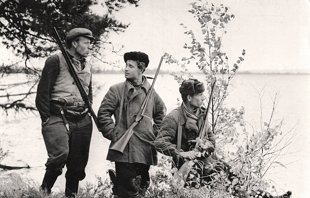 Сотрудник музея А. Ф. Быков (слева) с друзьями на охоте на озере Адово Гайнского района. Неизвестный автор, 1960 год, Пермская обл., Гайнский р-н, КБУК «Коми-Пермяцкий краеведческий музей им. П. И. Субботина-Пермяка».