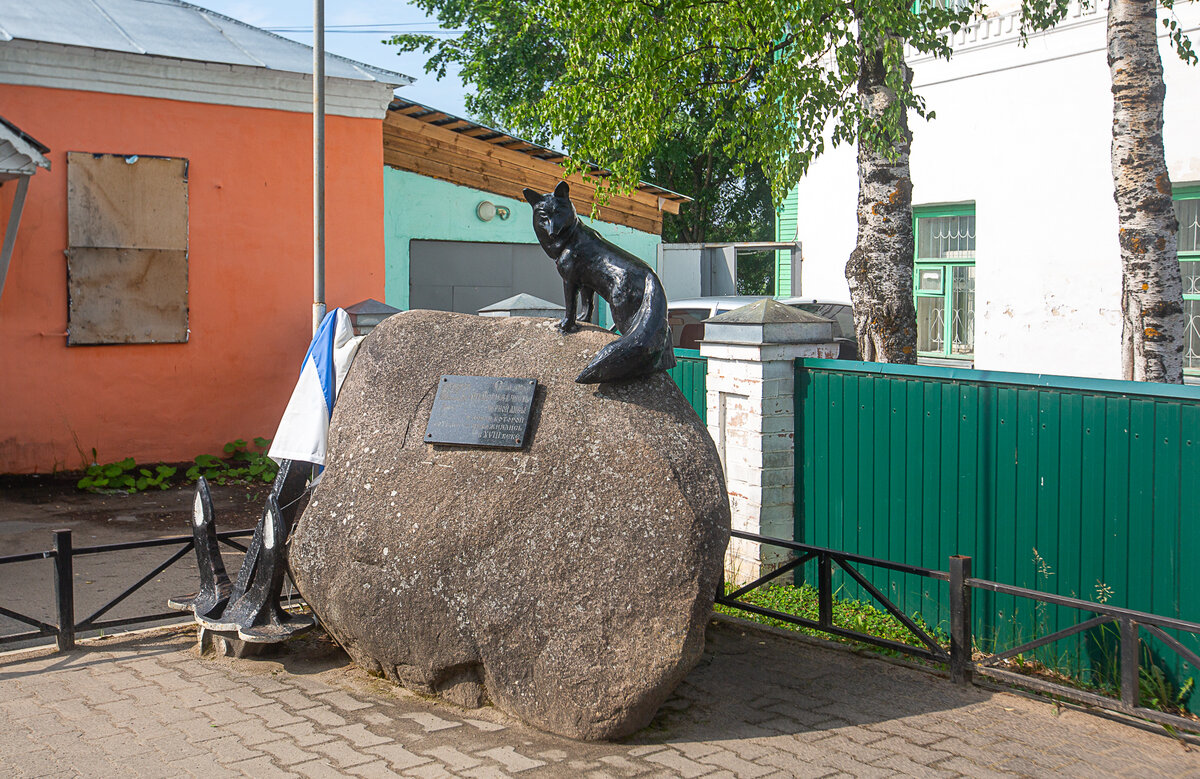 Город черного лиса Тотьма. Памятник черному лису в Сургуте.