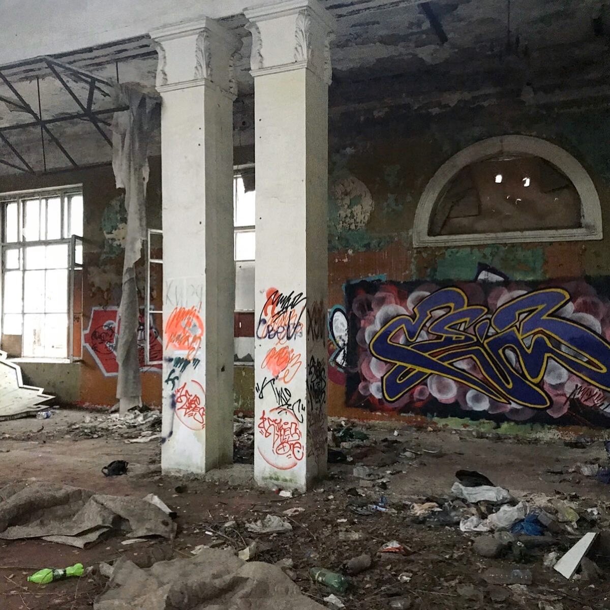 Внутри, конечно, хаос и разруха. Но и кое-что интересное есть.