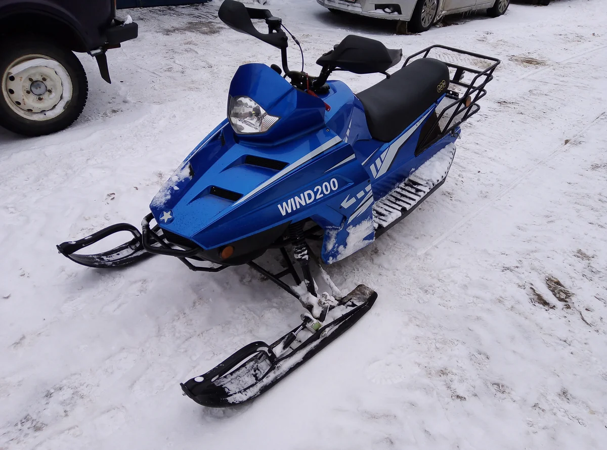 Багажник и фаркоп оценят только рыбаки. Зато обогрев ручек порадует каждого! Источник фото - https://auto.ru/snowmobile/used/sale/abm/wind_320/4101072-74a0908e/