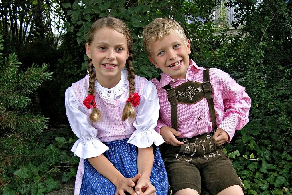 Национальная одежда немцев. Дети в национальных костюмах. Русский национальный костюм для детей. Костюм немецкий национальный для детей.