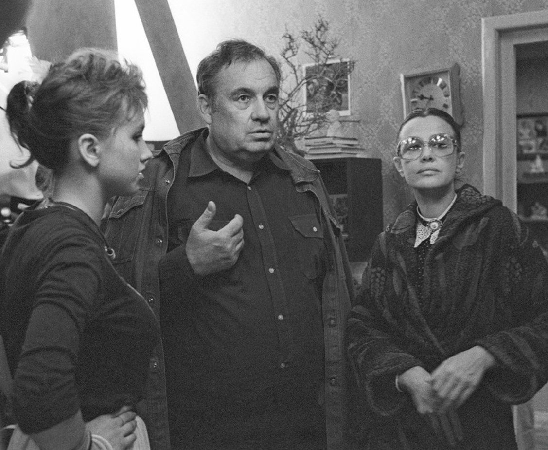 Интересный кадр со съемок. Говорят на съемках Рязанов был очень требователен к артистам. Поэтому и фильмы смотрят до сих пор. Не играли. Жили в кадре. 