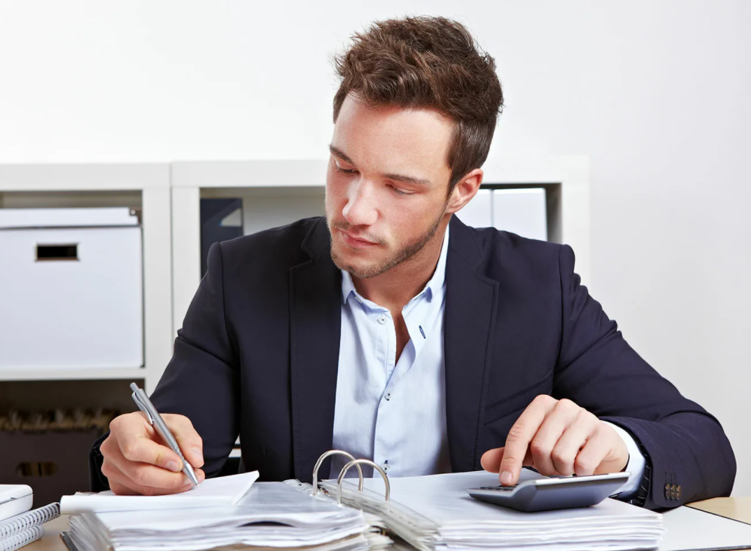 стресс в офисе. особенный работник. работник офиса. человек радостный. три деловых человека.