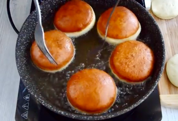 Жарю пончики