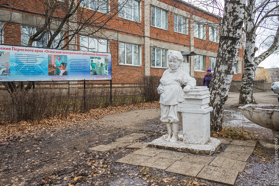 Как пишут жители города: эта скульптура ранее находилась во дворе детдома №3 по адресу Володарского 40. Потом детдома не стало и Вова переехал на территорию больницы.