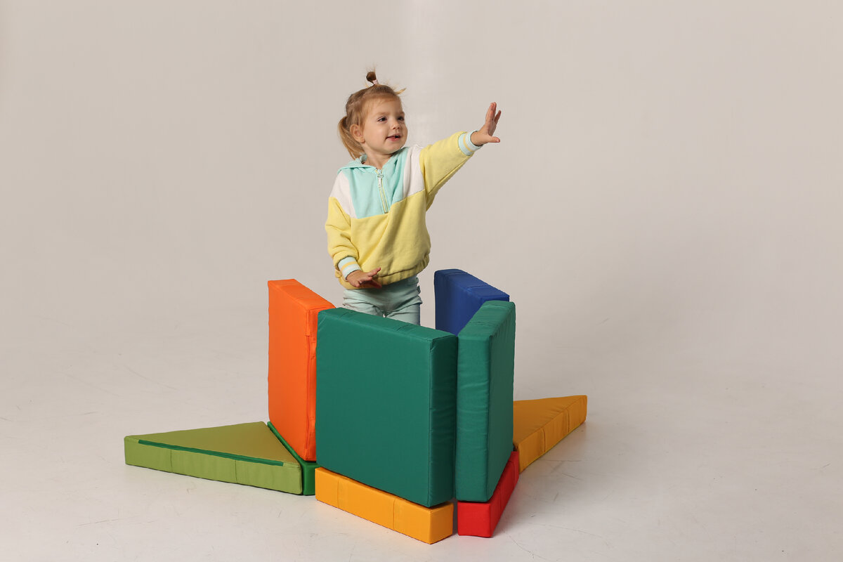 На фото гигантский конструктор Магматик