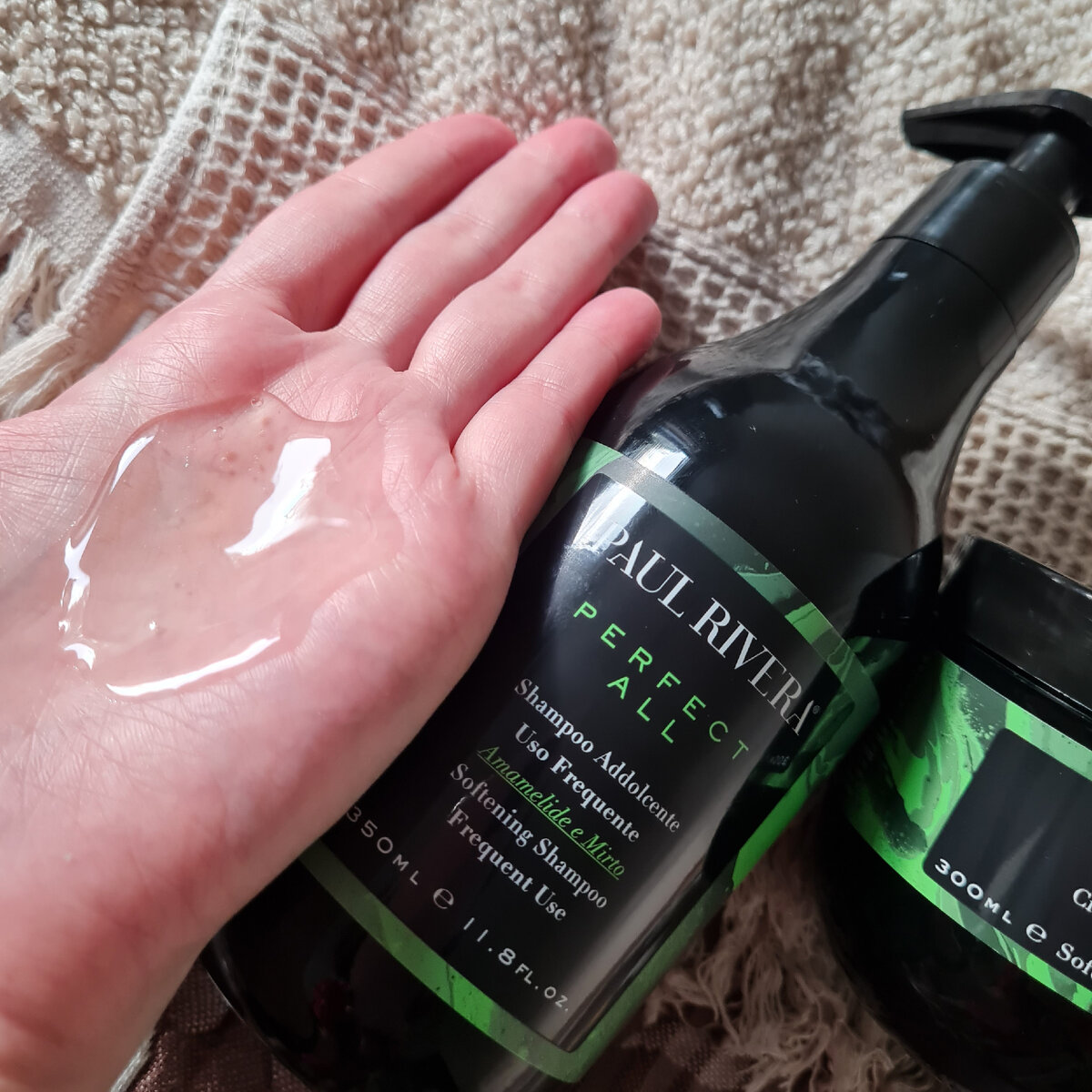 Фото автора. Такой пропорции шампуня хватает для полноценного мытья волос длиной до плеч. У меня короче. Листайте влево)