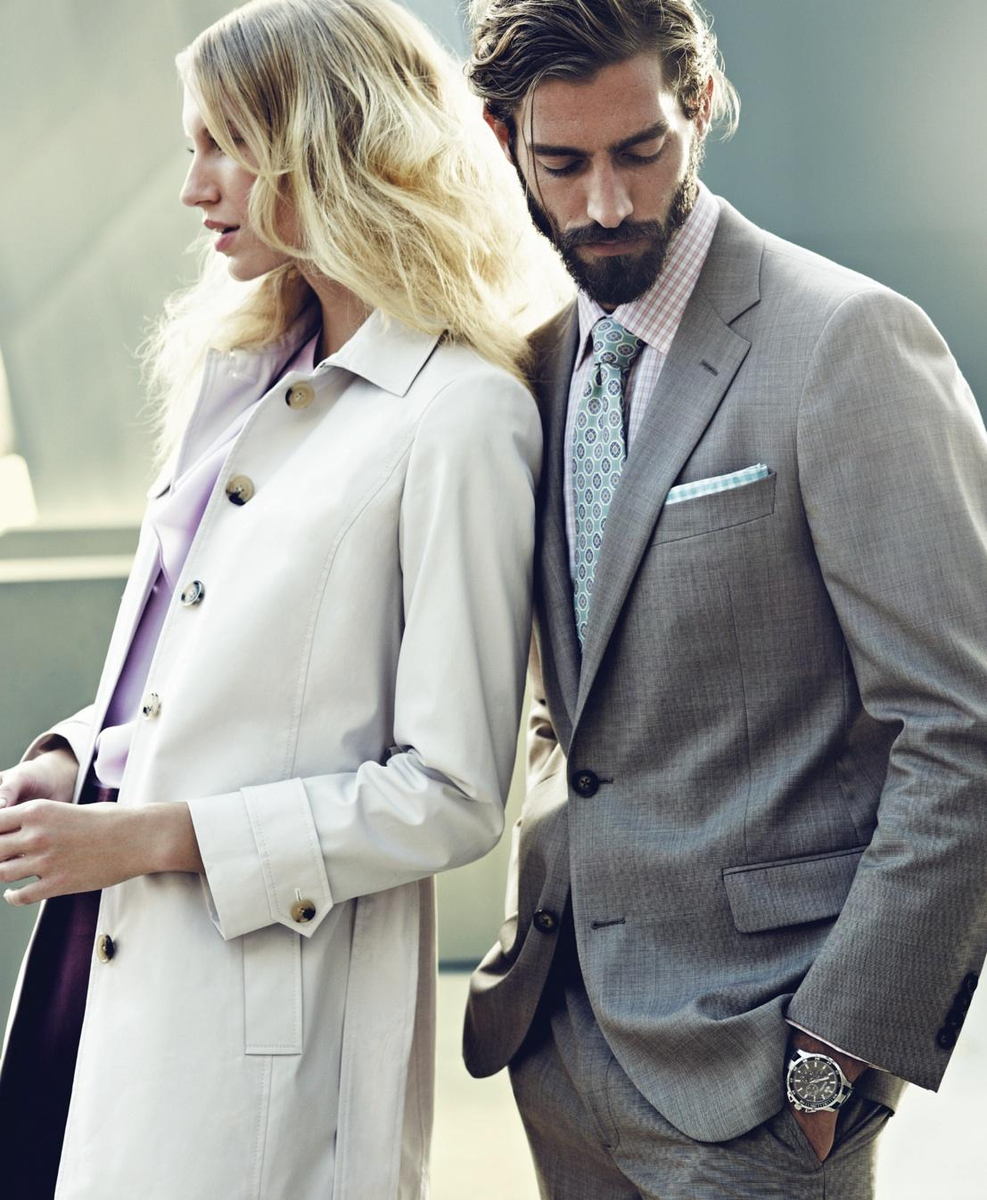 Невероятно привлекательная пара, одетая в классическом стиле. Фото из открытых источников