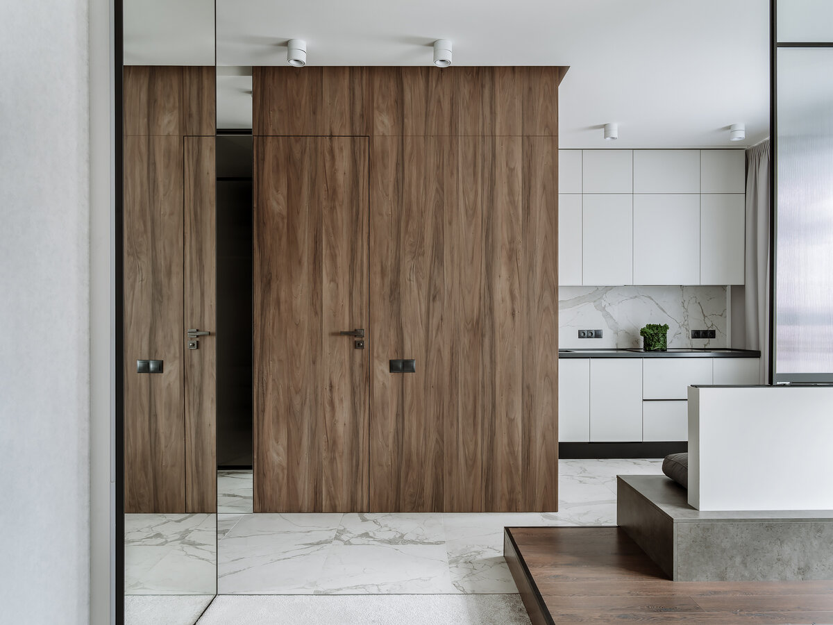 Когда приходят гости, на подиуме раскладываются подушки и он выполняет роль дивана.