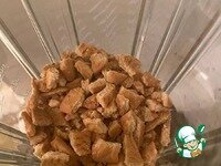     Заливаем кипятком бадьян (50мл) и даём настояться. В это время измельчаем печенье в блендере.