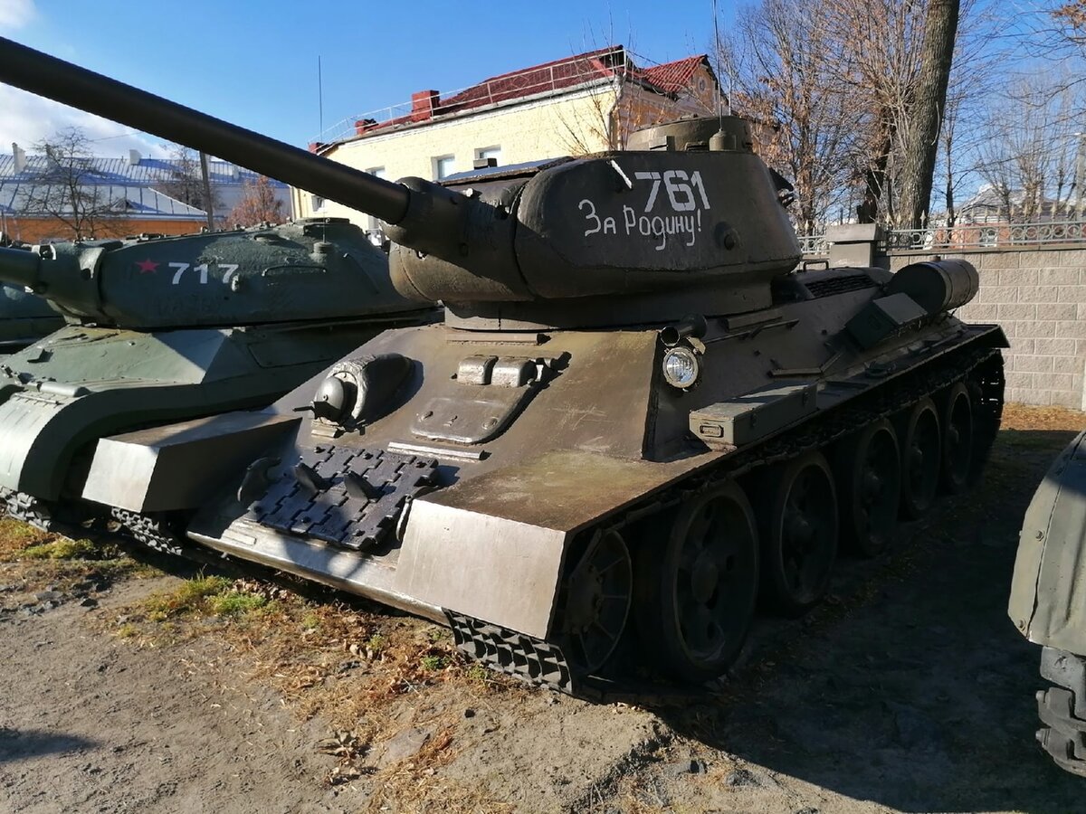 Фото автора. Советский средний танк Т-34-85 в музее военной славы г. Гомеля. Ещё 2 фото справа ->->->